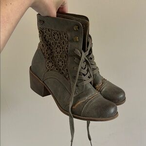Roxy Lace-Up Ankle Boots Cutout Detail Chunky Heel Size 7.5